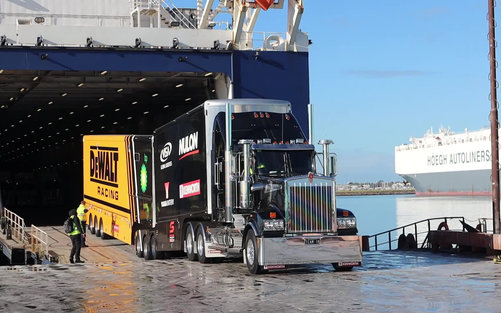 旗舰kenworth t909 supercars运输车返回澳大利亚大陆