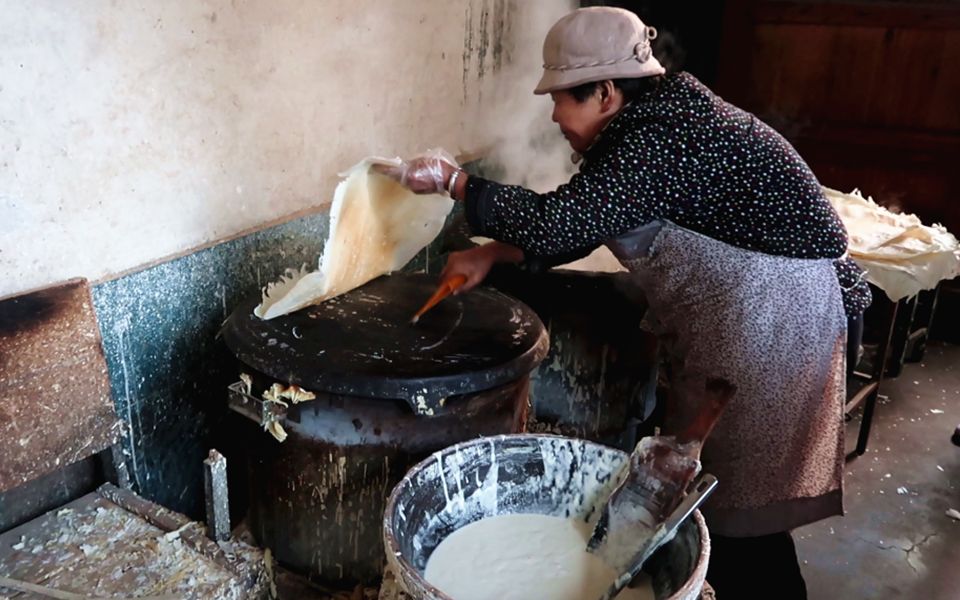 [图]山东大妈用木板子做大饼，比纸还薄卖7毛一个！卷炸串咸菜和炒肉都香