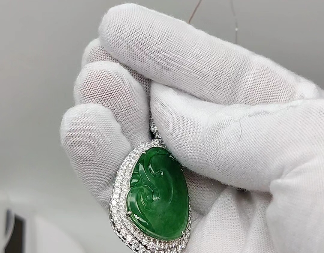 镶嵌玉如意吊坠