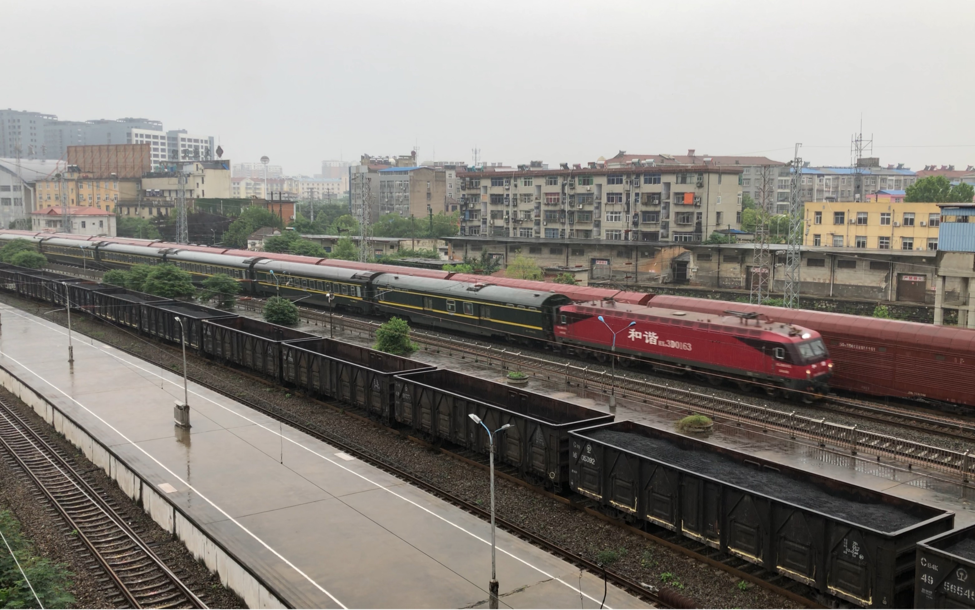 京广线:京局京段hxd3d牵引客车z98次达速通过孝感站