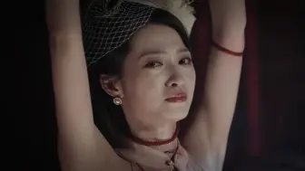 变态金主把舞女四肢关节用红绳吊起来做成提线木偶。