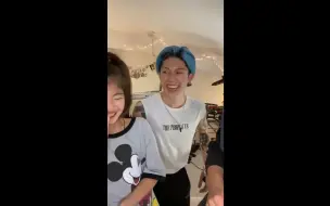 Video herunterladen: MIYAVI 被希理的超小喷嚏逗笑