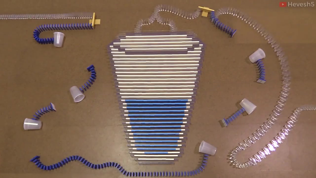 颜色惊人的多米诺骨牌!