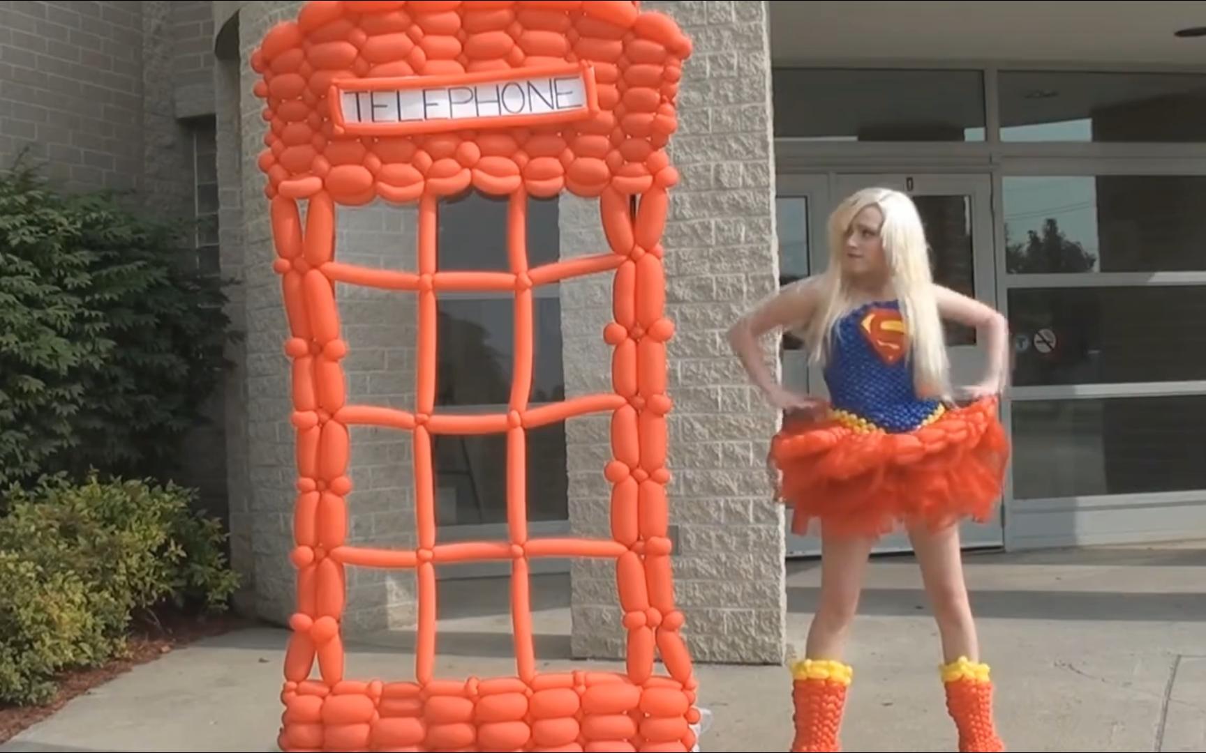 颇有创意的气球女超人