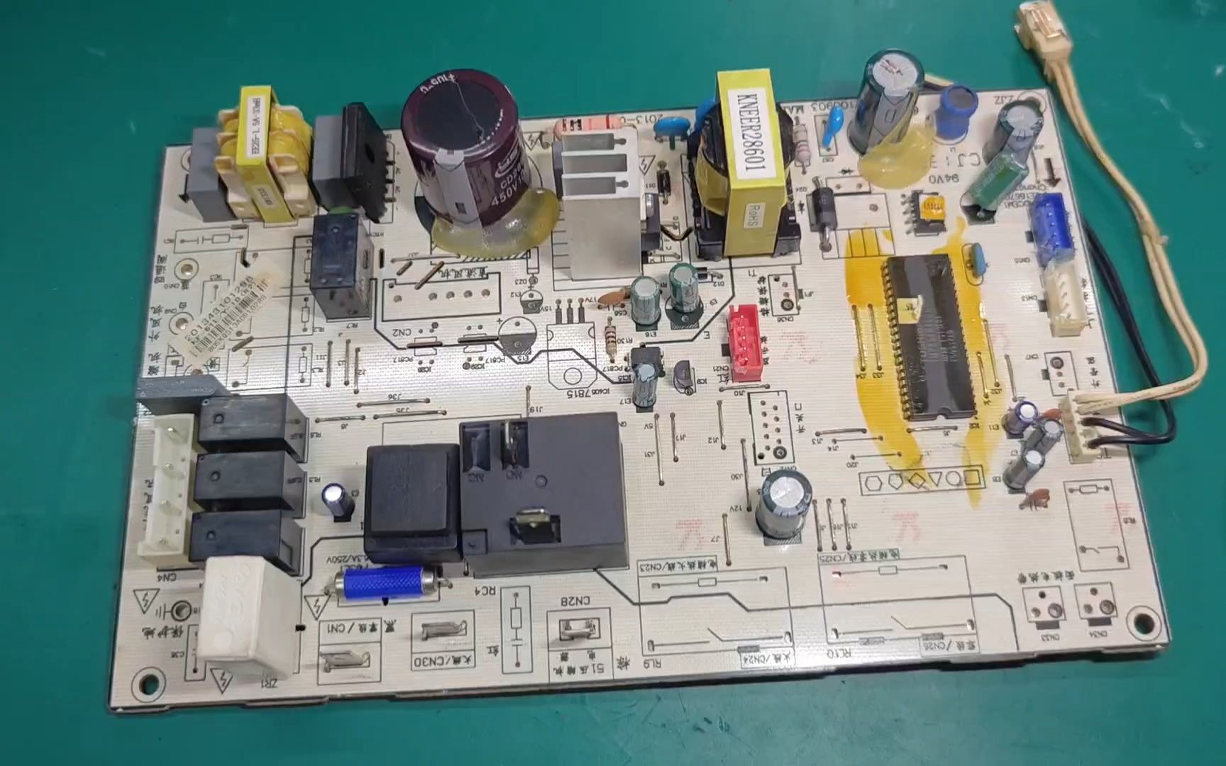 美的柜机空调不通电,大多是这个芯片坏了,通病一换就好哔哩哔哩bilibili