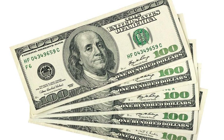 恶搞跟路人借钱买彩票假装中奖一万美元遭抢