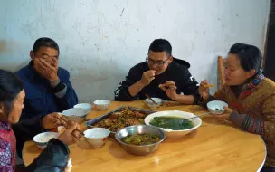 Video herunterladen: 抓住吃螃蟹的尾巴，忙碌过后，做一盘香辣蟹，鲜美入味，真解馋