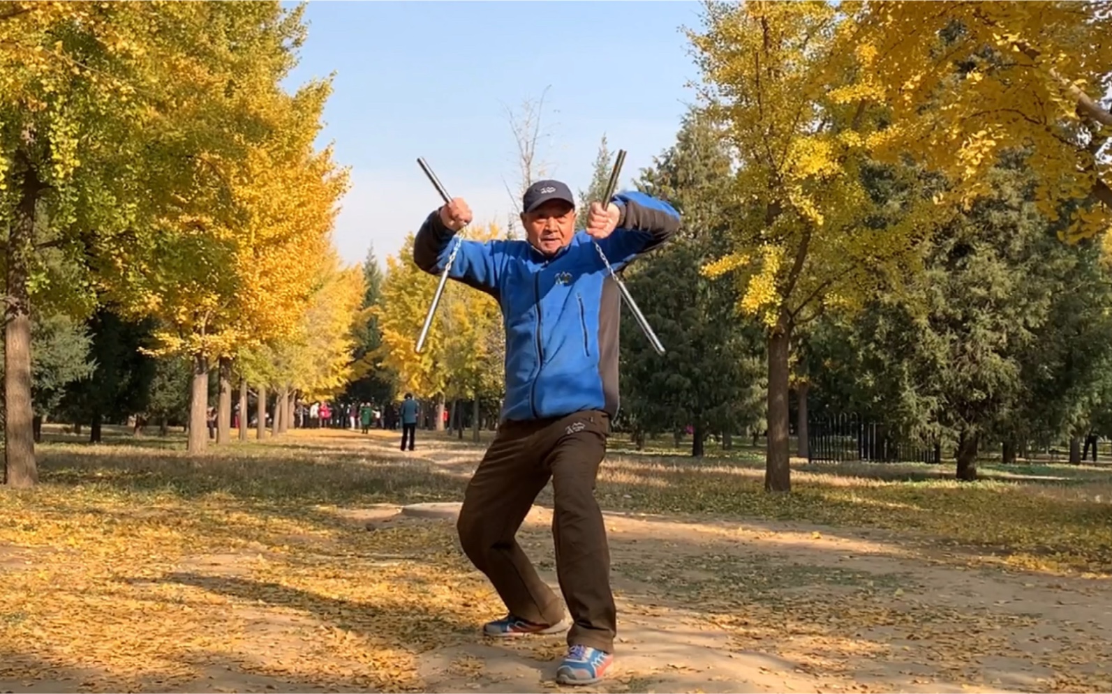 天坛大爷现场展示武林绝学"双截棍",看得热血沸腾!