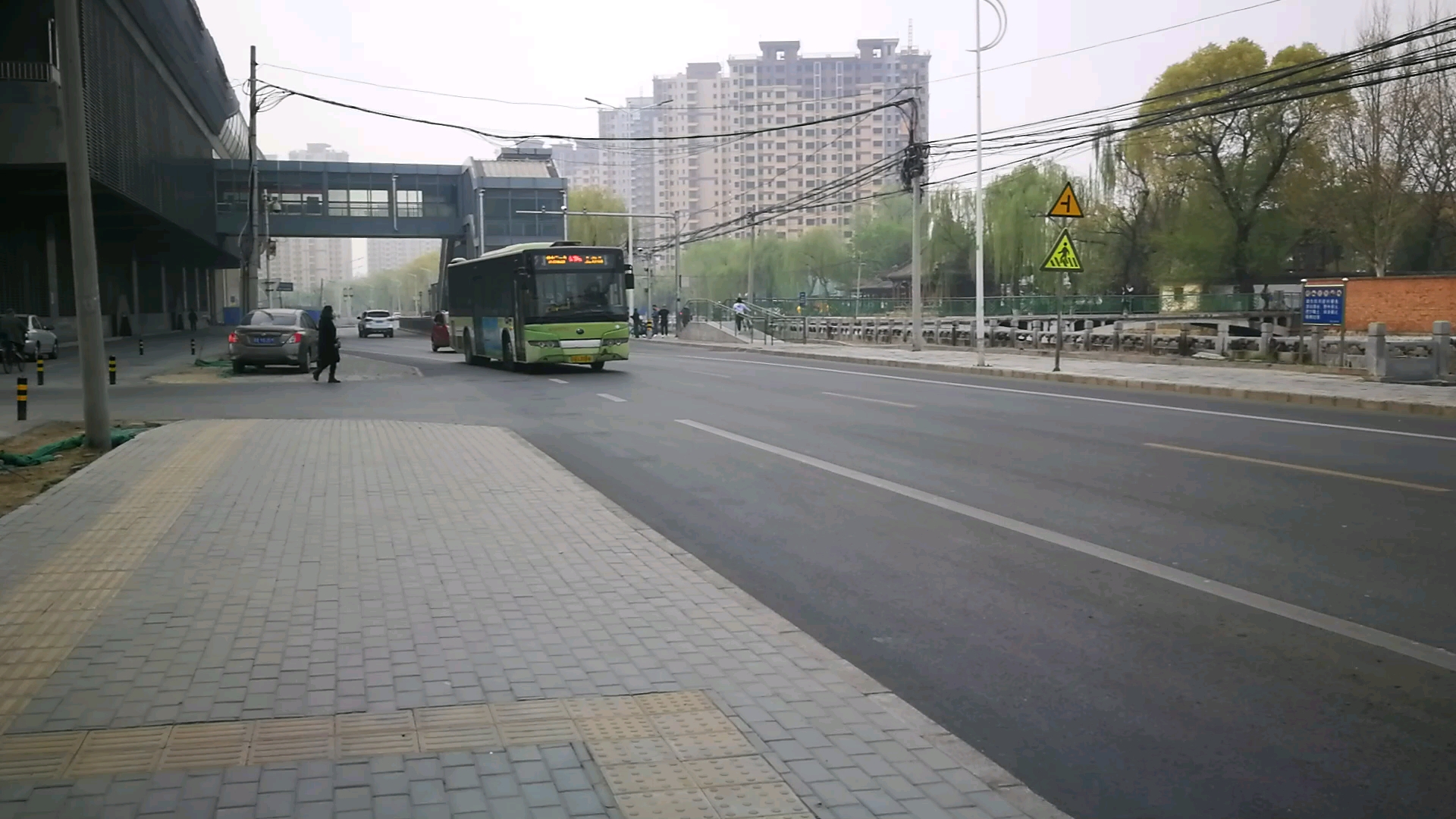 北京公交f15地铁房山城关站进站