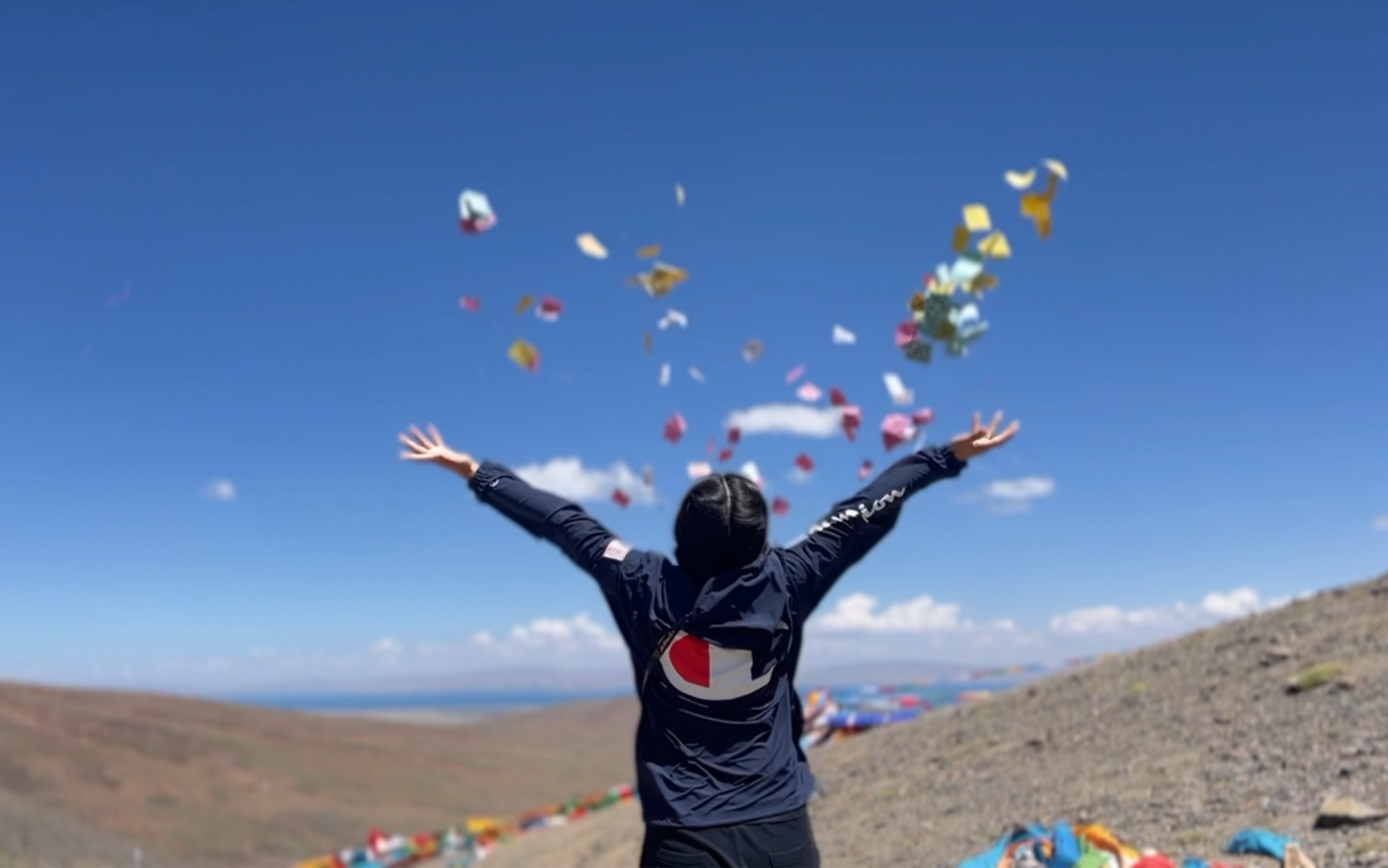 念青唐古拉山那根拉山口撒下隆达祈福