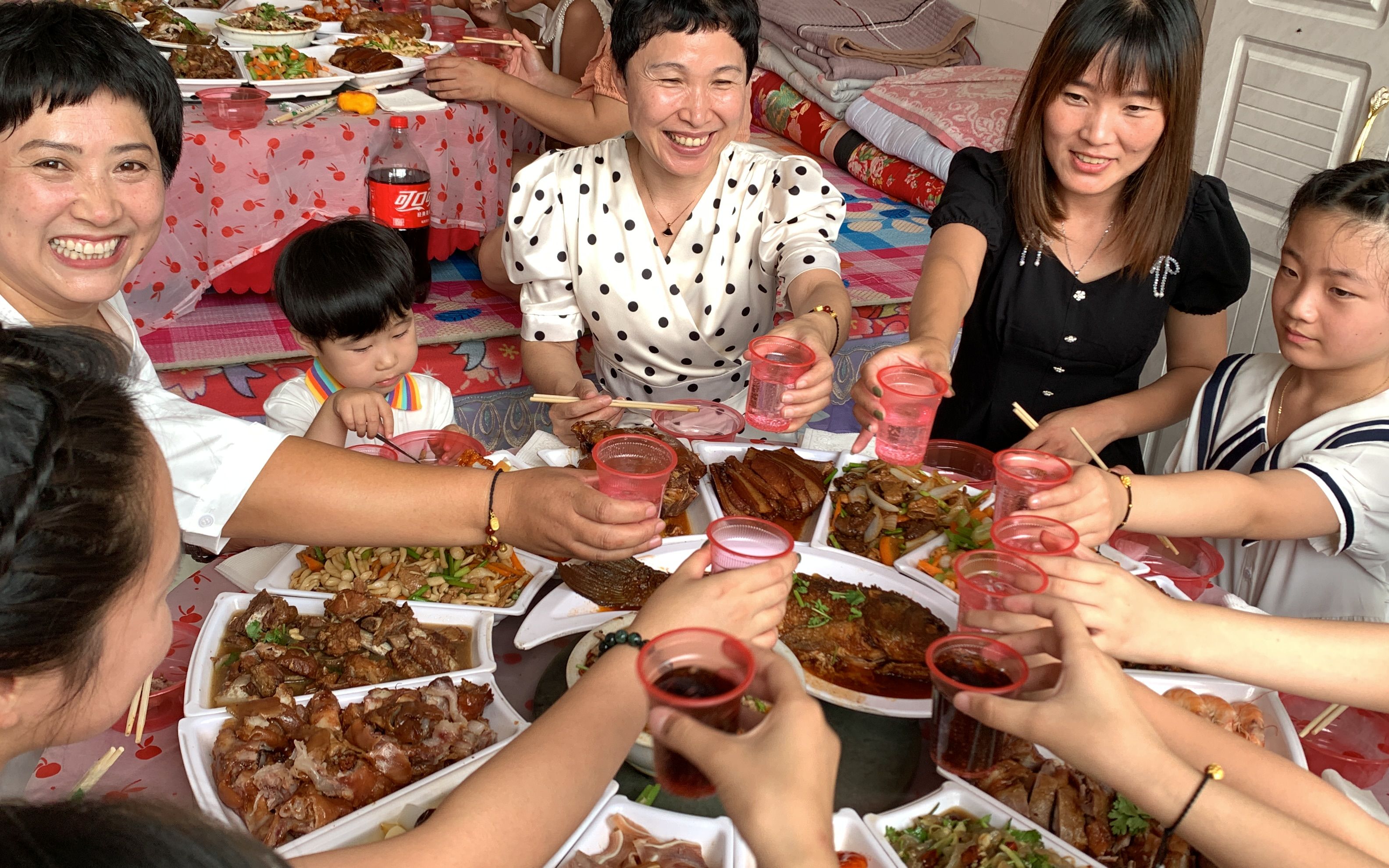 小外甥女过满月,亲戚朋友都来祝贺,祝宝贝身体健康,茁壮成长哔哩哔哩bilibili