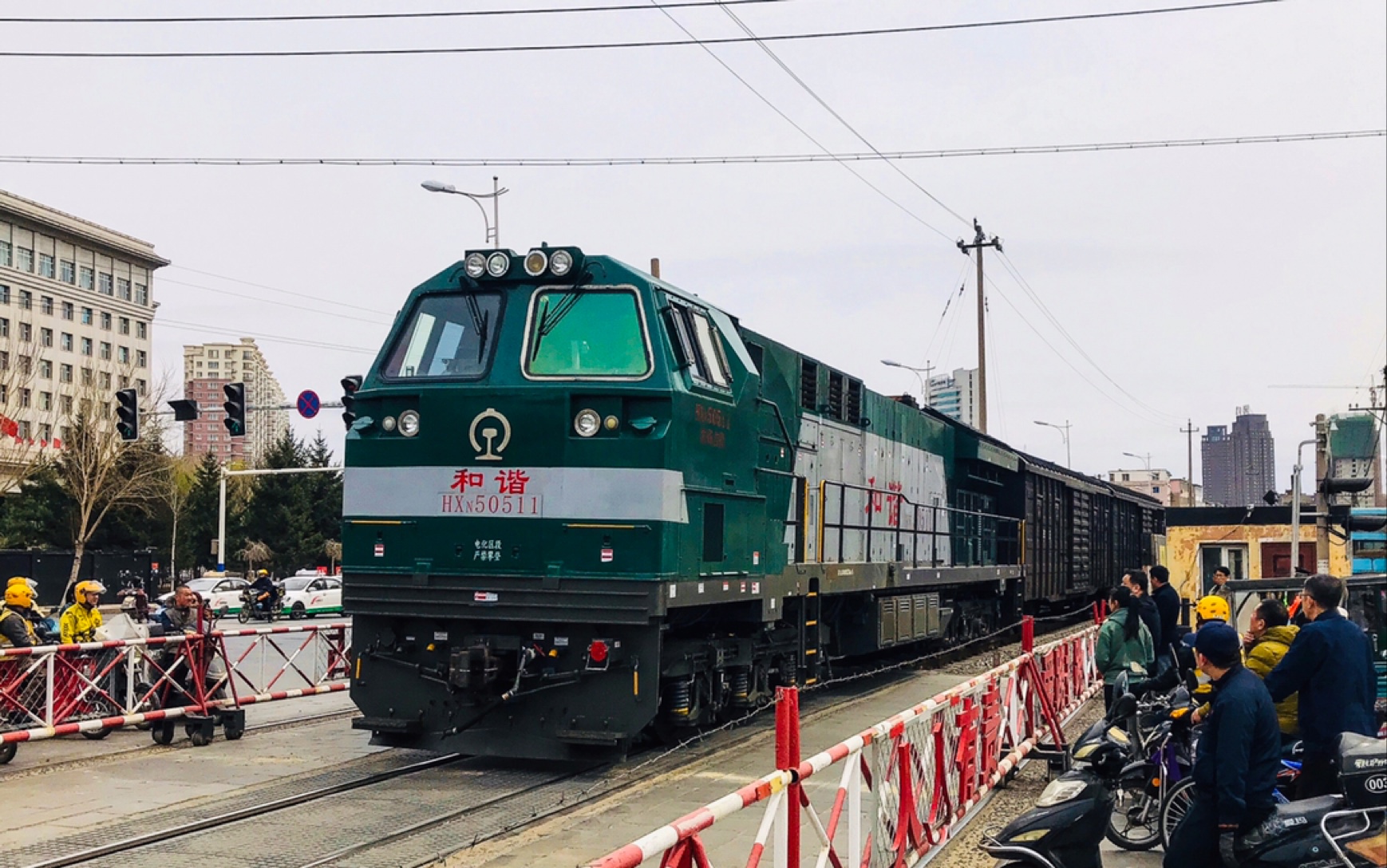 沈局吉段hxn5 0511牵引34638通过四梅线80km道口