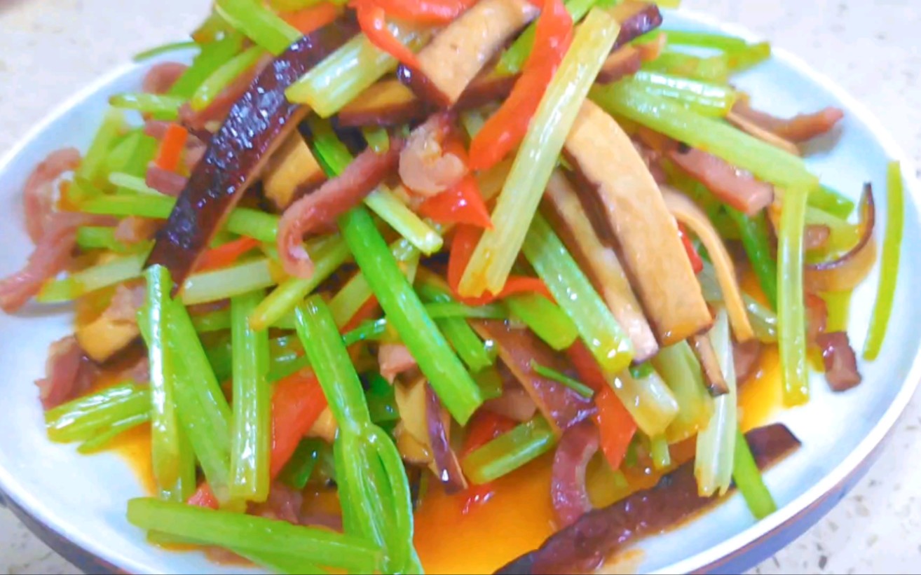 芹菜香干炒腊肉条