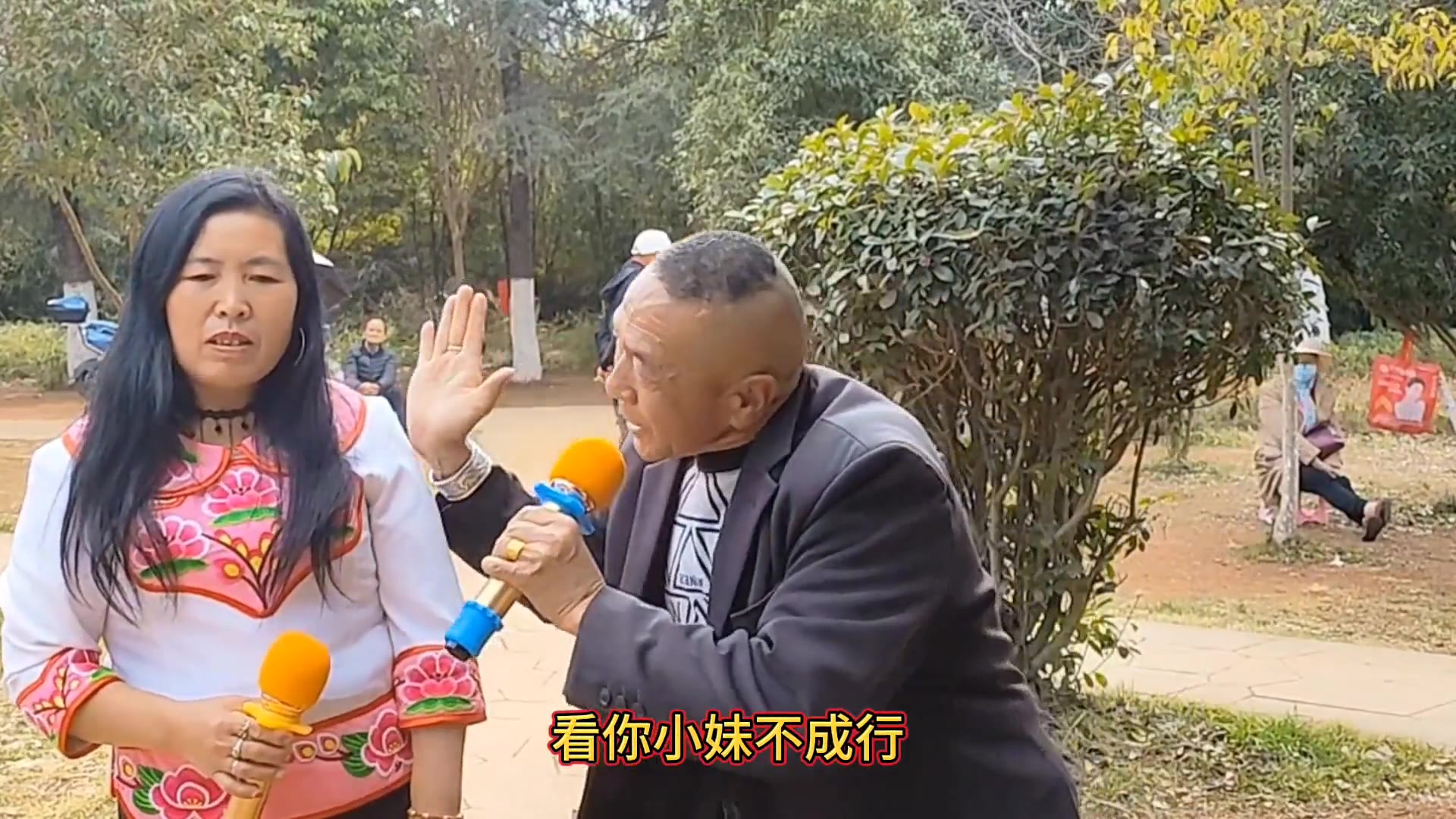 云南山歌背锅遇到豁豁你嫌弃我来我嫌弃你云南山歌山歌对唱山歌