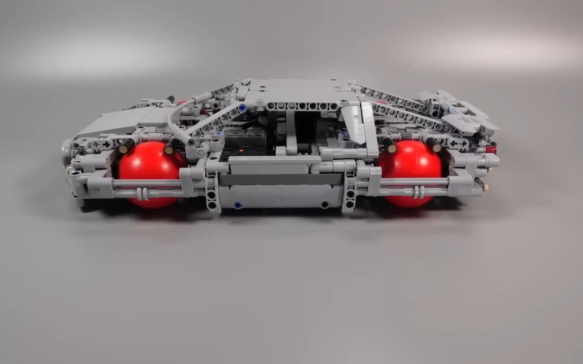 带球形轮子的乐高汽车