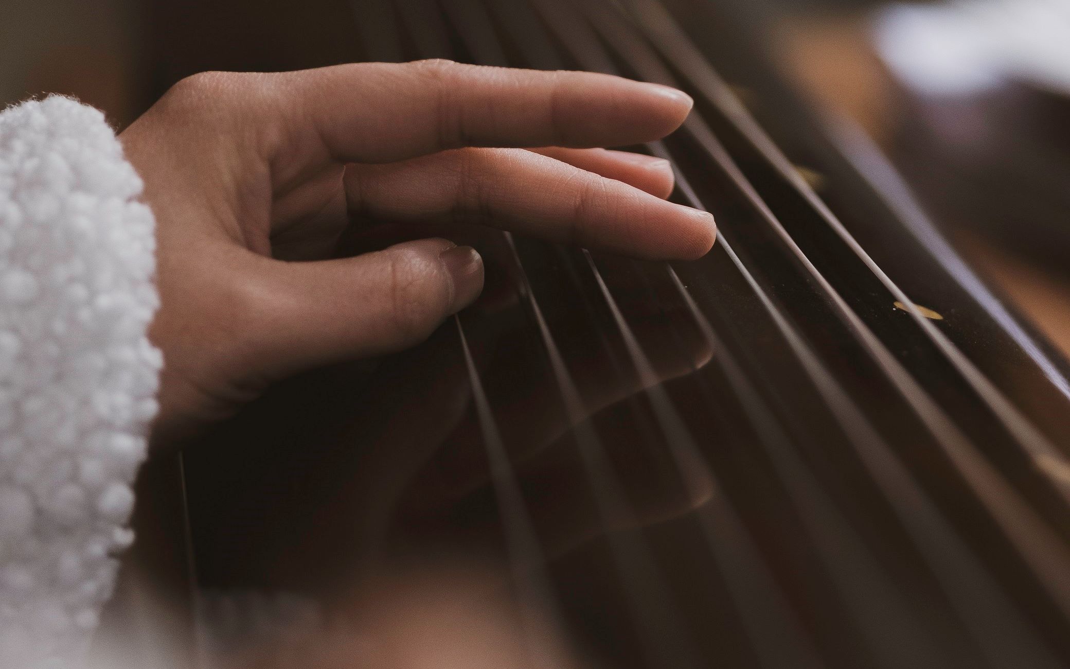 富士xt-3手持 flog 汉服美女背着古琴迷路深林,惊险重重 .