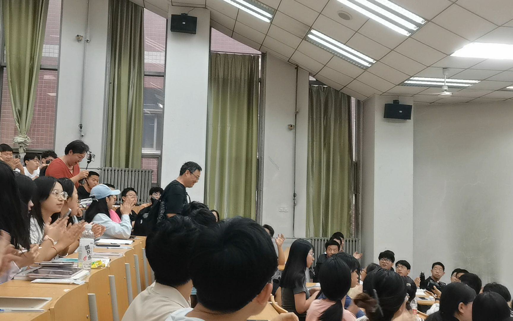 [图]热烈欢迎汤老师莅临河北大学！