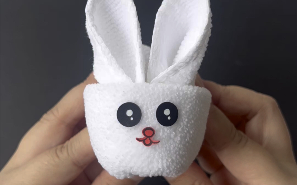 小方巾卷一卷就能做一只可爱的小兔子,你学会了吗#亲子手工 #幼儿园