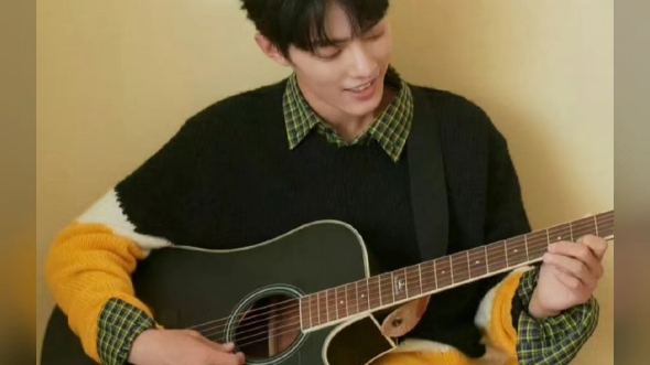 谁懂肖战这张图对我的杀伤力,会弹吉他的阳光开朗大男孩.