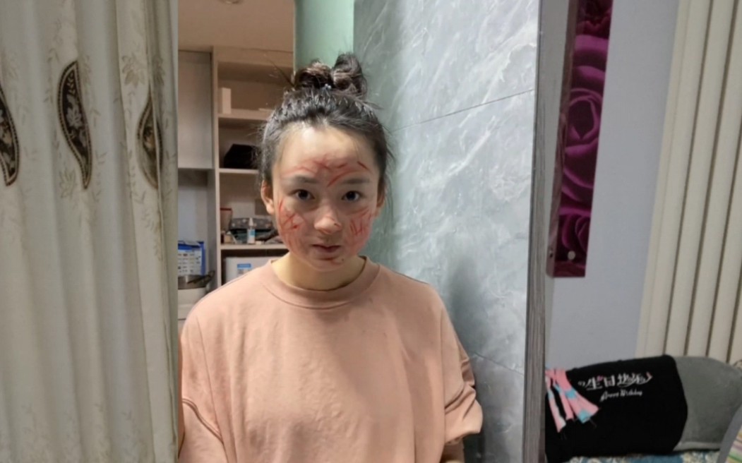 活动作品女闺蜜的新款面膜没想到用口红涂满脸是这个样子的