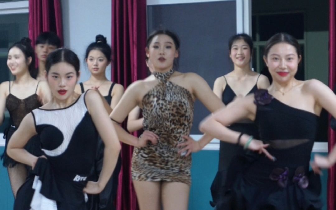 没有人能够拒绝自信大方,热情洋溢的拉丁女孩们#拉丁舞 #国标女孩