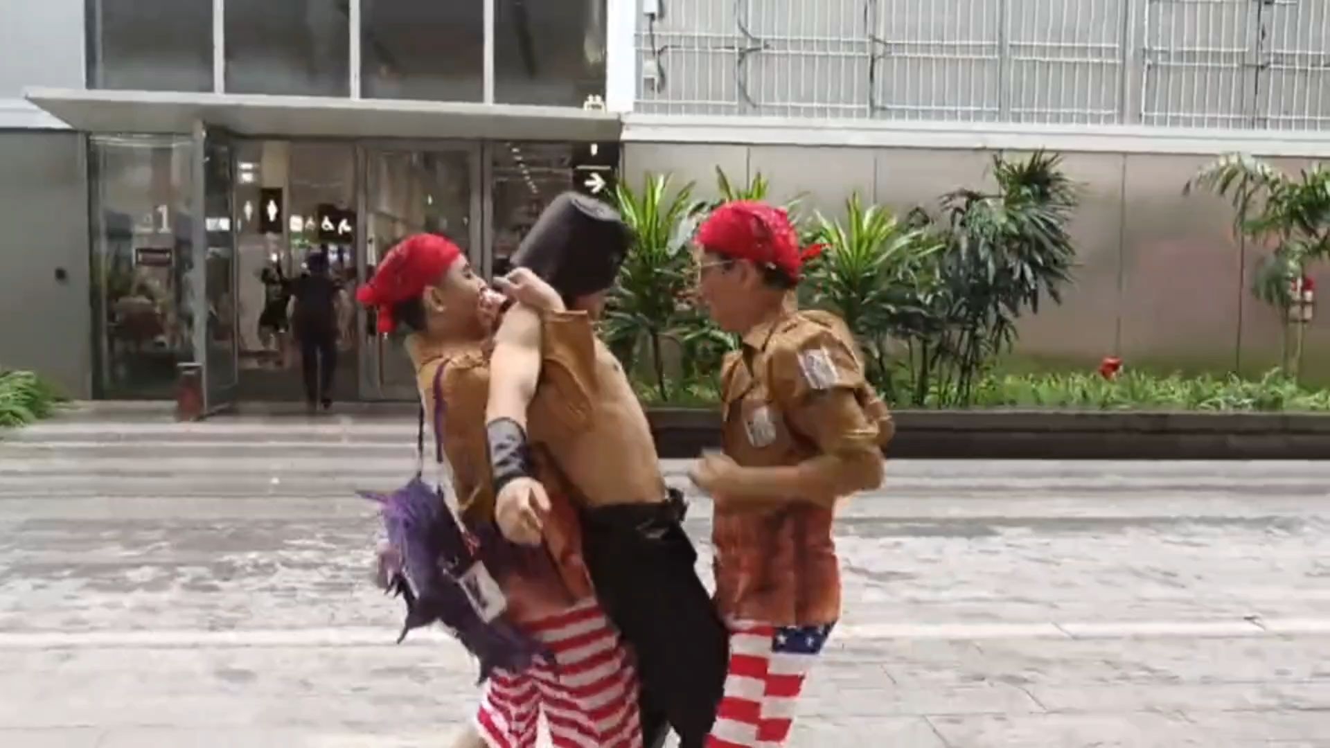 漫展上演香蕉君大战van