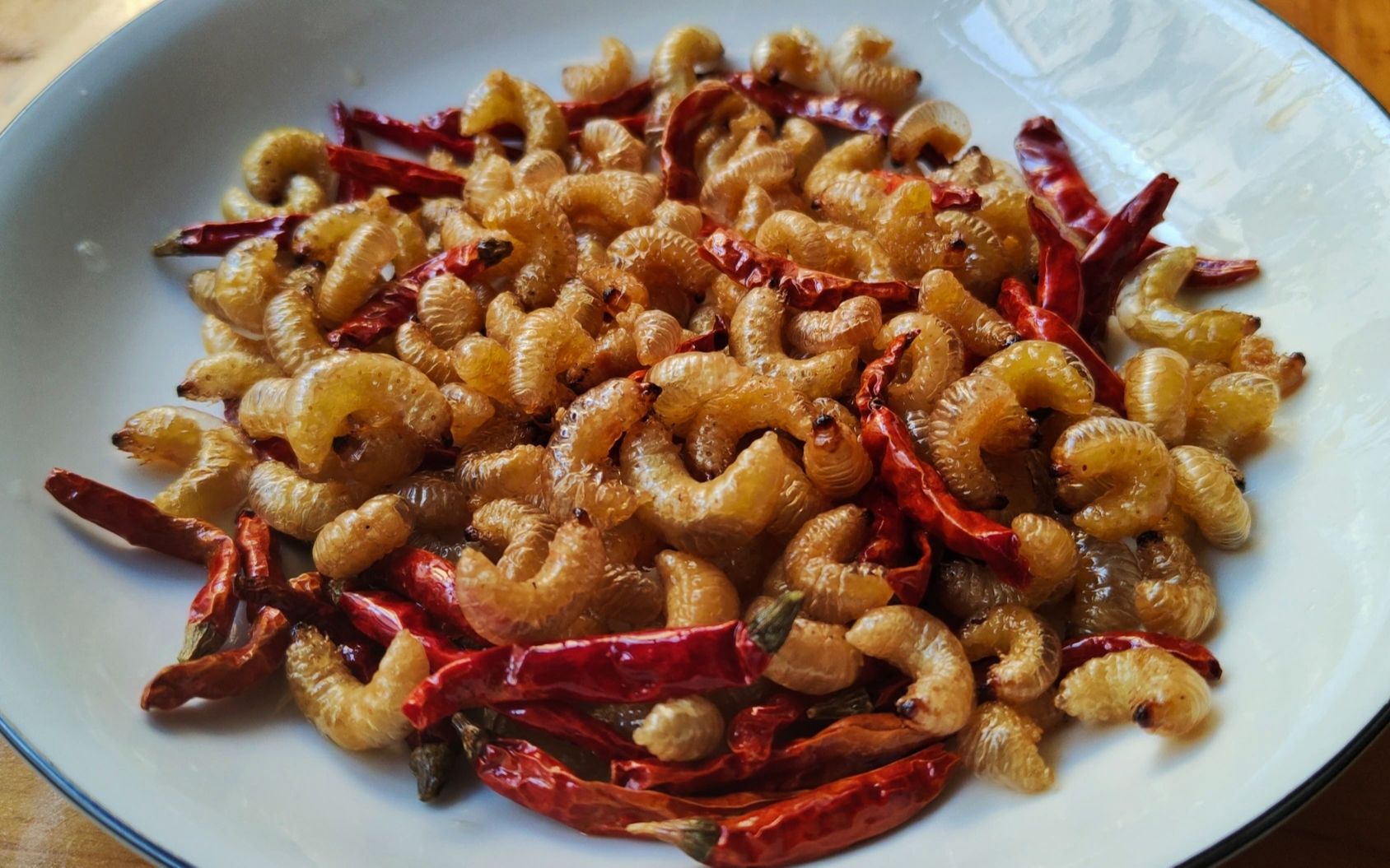 农村地方美食葛根虫,城里卖到100多块钱一斤,油炸一下很美味