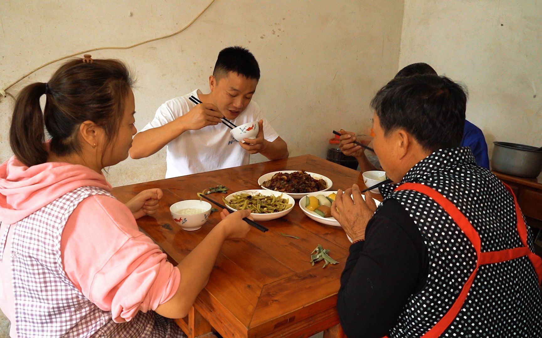 一家人在田地里勤劳的挖姜,回家做一道坨子肉,软糯入味,搭配叶儿粑真过瘾-俺是幺弟-俺是幺弟-哔哩哔哩视频