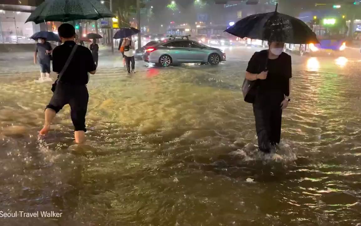 [图]韩国大暴雨江南地区1小时步行 满满的都是水啊！