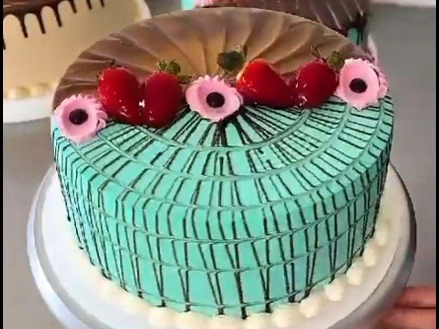 多么漂亮的草莓味蛋糕装饰