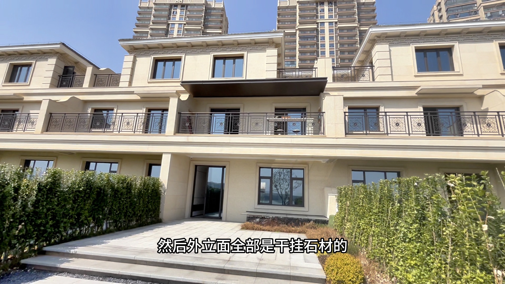 武汉一线湖景联排别墅现房,180平实得400多平,共5层,3个露台