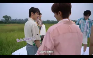 Download Video: 【祺鑫】小马：这个没有洞，小丁：给你个有洞的，小丁也是很宠小马的，一个枕头那么重吗，非要两个人拿