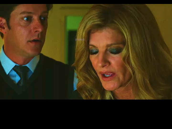 记者为拍到血腥劲爆的新闻场面,不惜亲自动手制造案发现场