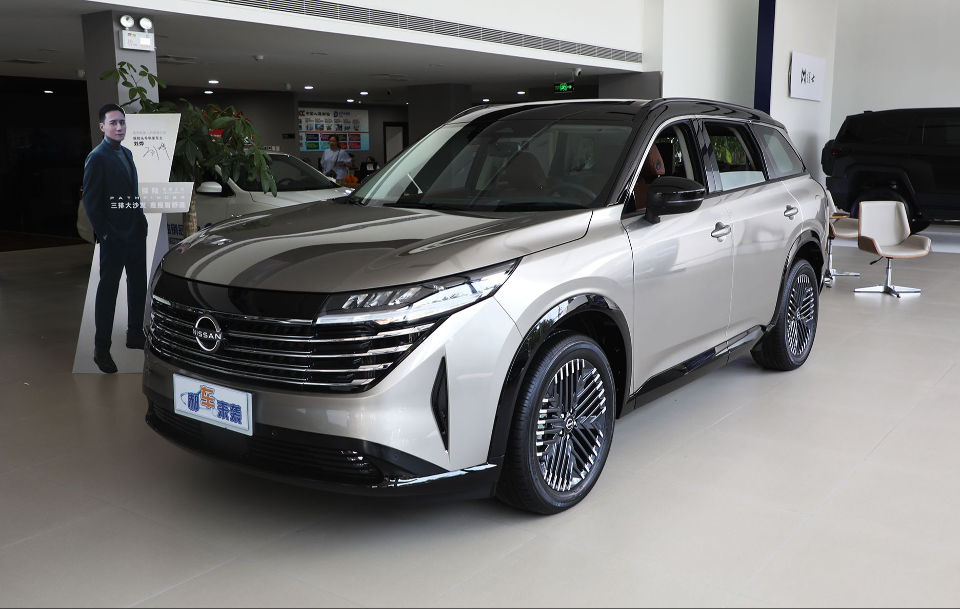 25万级大七座suv,新车全系搭载2.0t 9at,东风日产探陆到店实拍