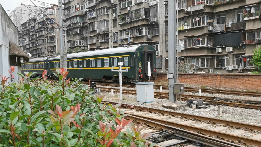 z25次列车的车底入库