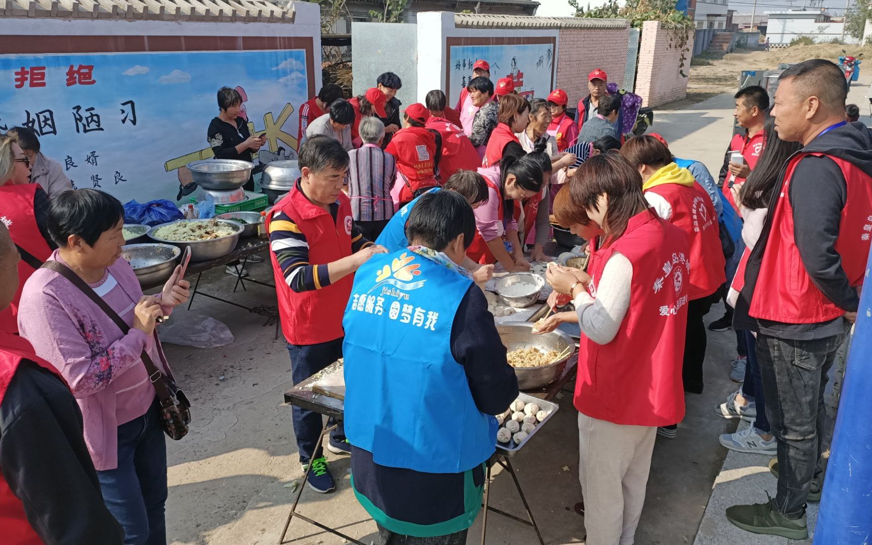 大锅参加,美丽的齐丽格尔老师为卢龙老人百人饺子宴献爱心活动!哔哩哔哩bilibili