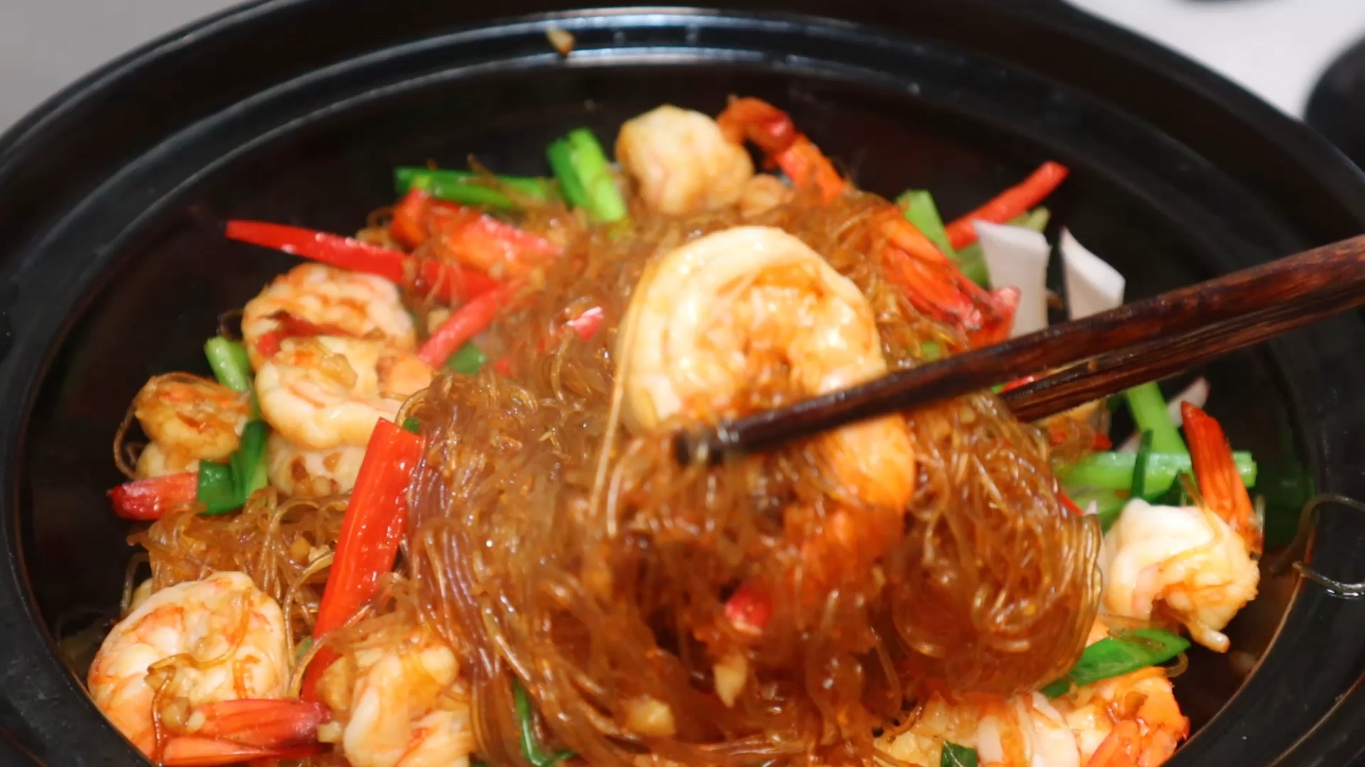 万人催更的粉丝虾仁煲来咯!-侑子小姐拜托叻-做菜-哔哩哔哩视频