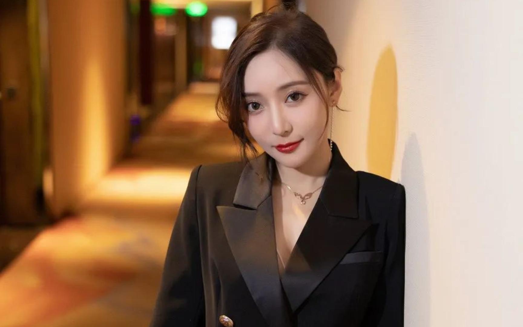 性感女神王馨瑶yanni黑丝美腿蕾丝吊裙职场ol风格写真