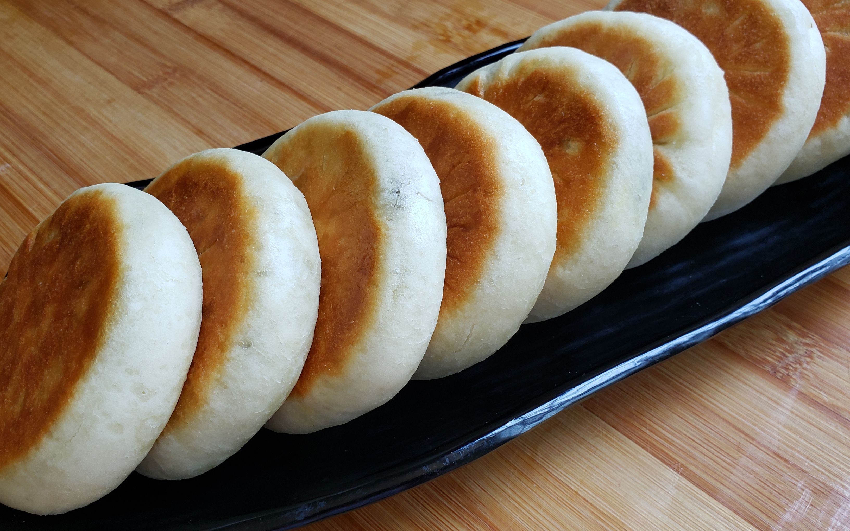 天气太热不想吃饭,做一盘茄子青椒馅饼,美味解馋比肉香