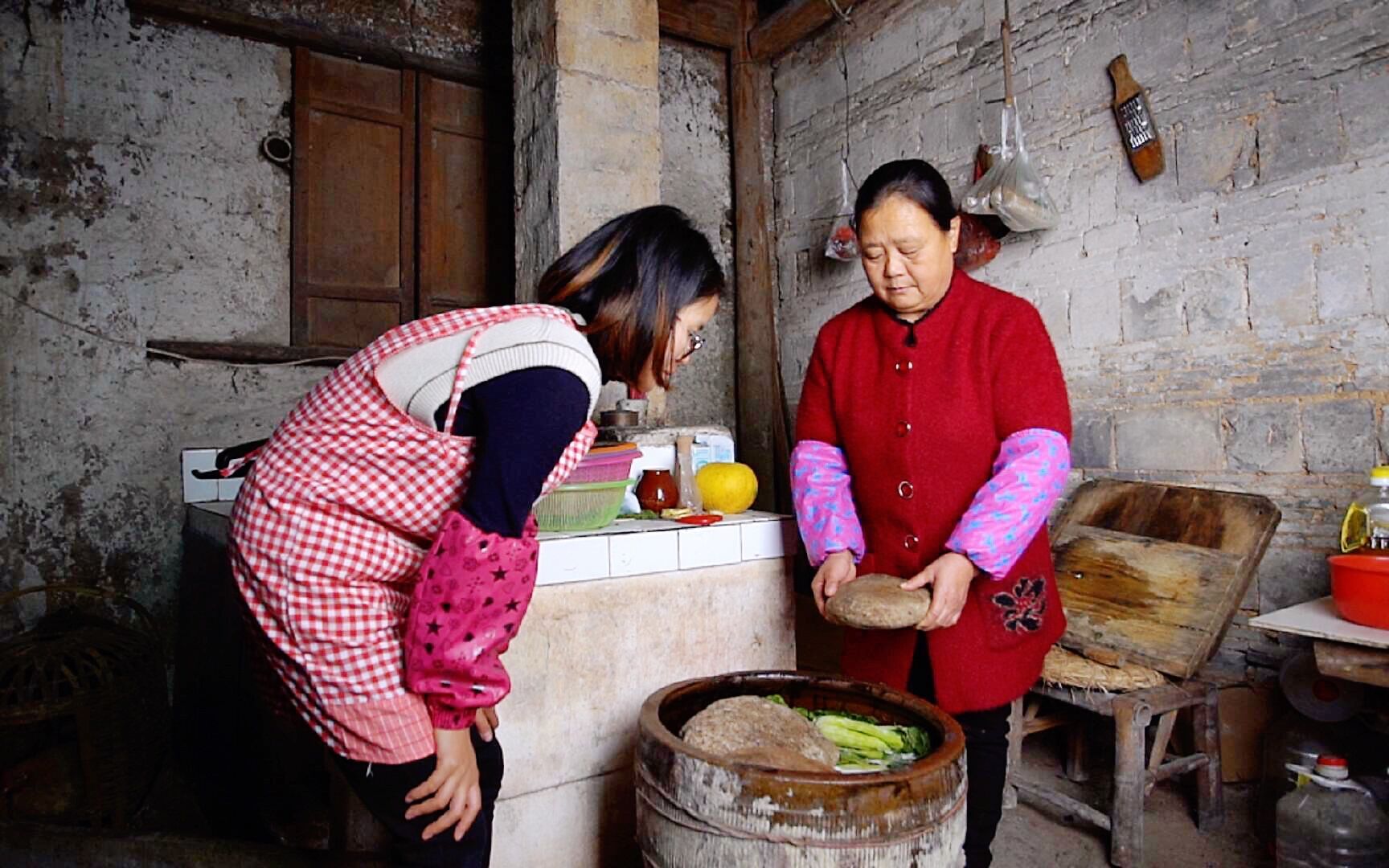 农村婆媳同住,婆婆做一缸的菜准备吃一年,看婆婆给儿媳做啥吃的