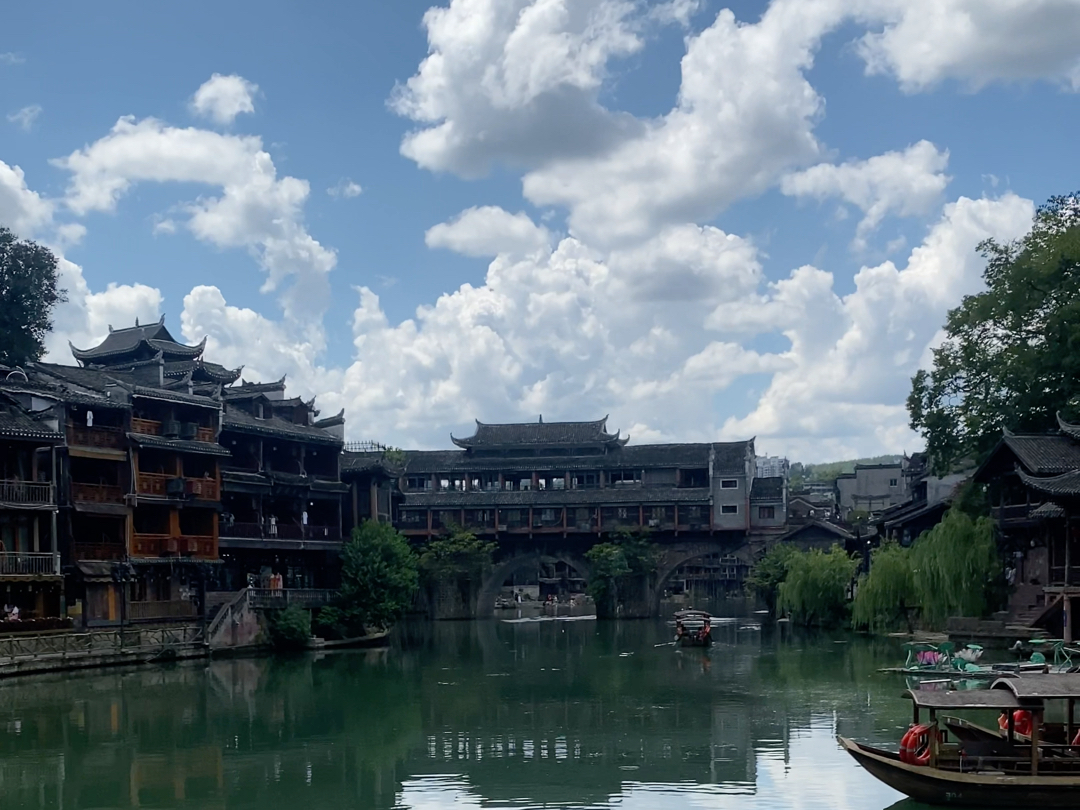 [图]柳林轻舞夏风醉，大陆旅行心已飞。每一步都是风景，每一句都是情深，夏日的故事，在这里缓缓展开。