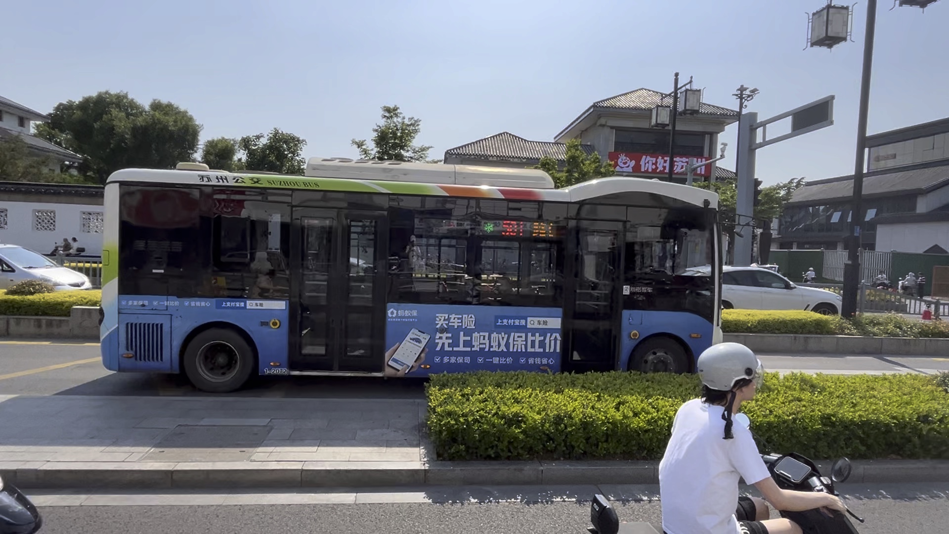 前两天在苏州乐桥地铁站附近运转的苏州公交501路海格纯电动车型