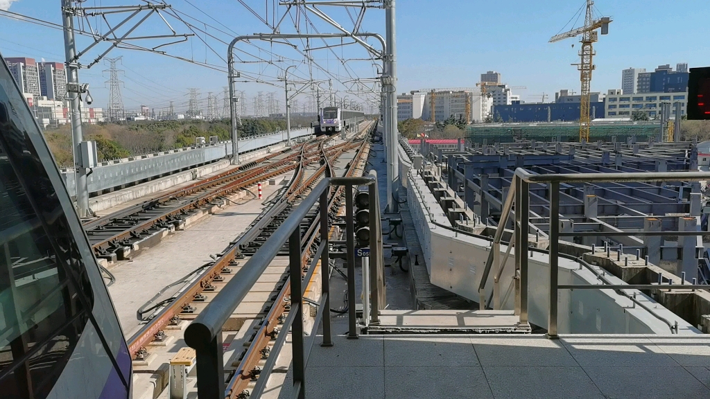 上海地铁10号线10010基隆路出站进入折返线