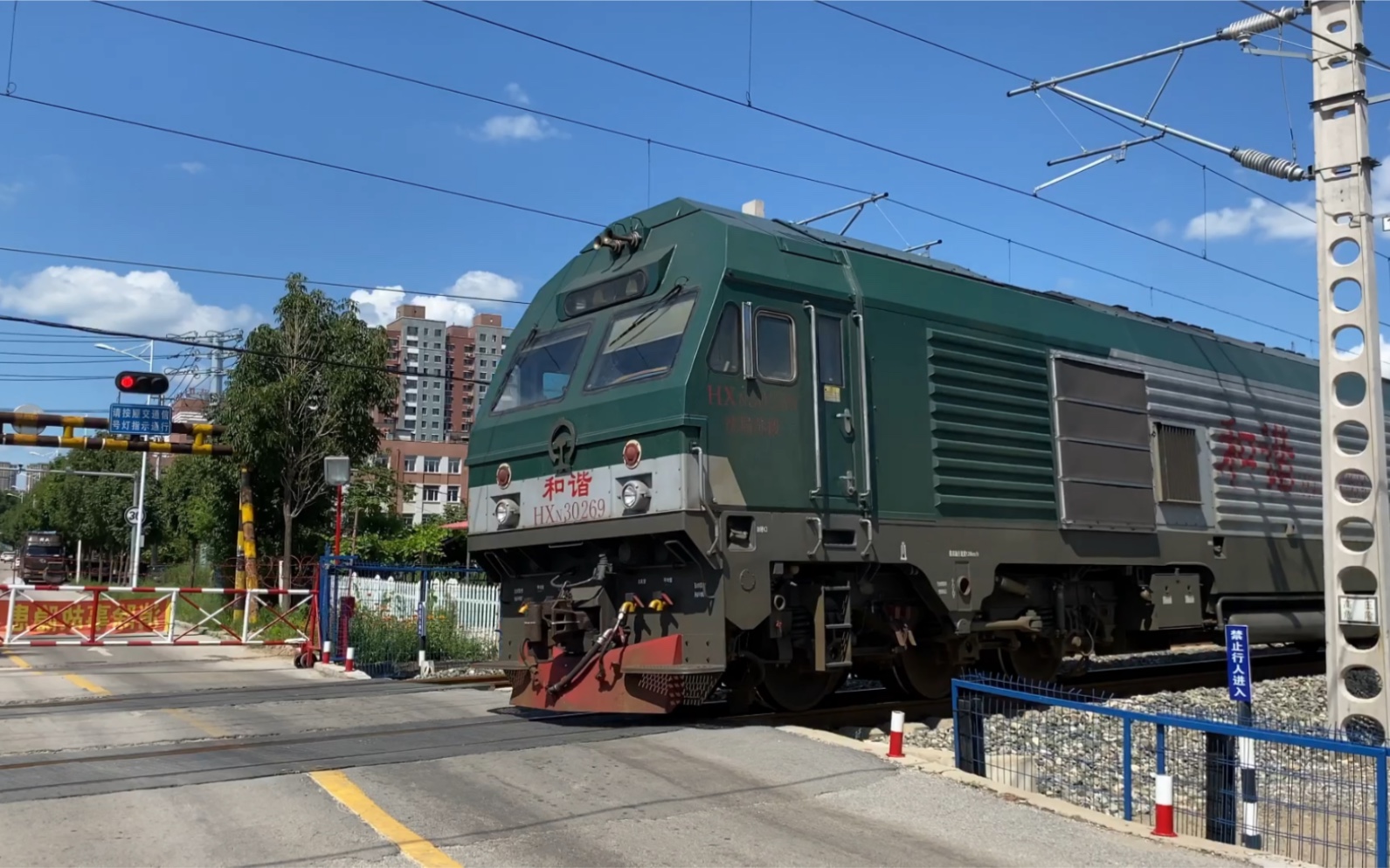 07 苏家屯机务段hxn30269牵引货列戈布街监护道口(沈吉线37km 296m)