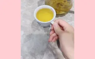 Tải video: 茉莉花茶辛甘、性温，不仅具有芳香化湿、醒脾和胃的功效，还能清肝明目而气味清香的菊花归肝经同样具有平肝、清肝明目的功效，两者搭配可谓“强强联手”