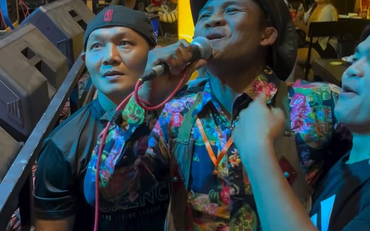 泰拳王播求和善猜兄弟的开心时刻