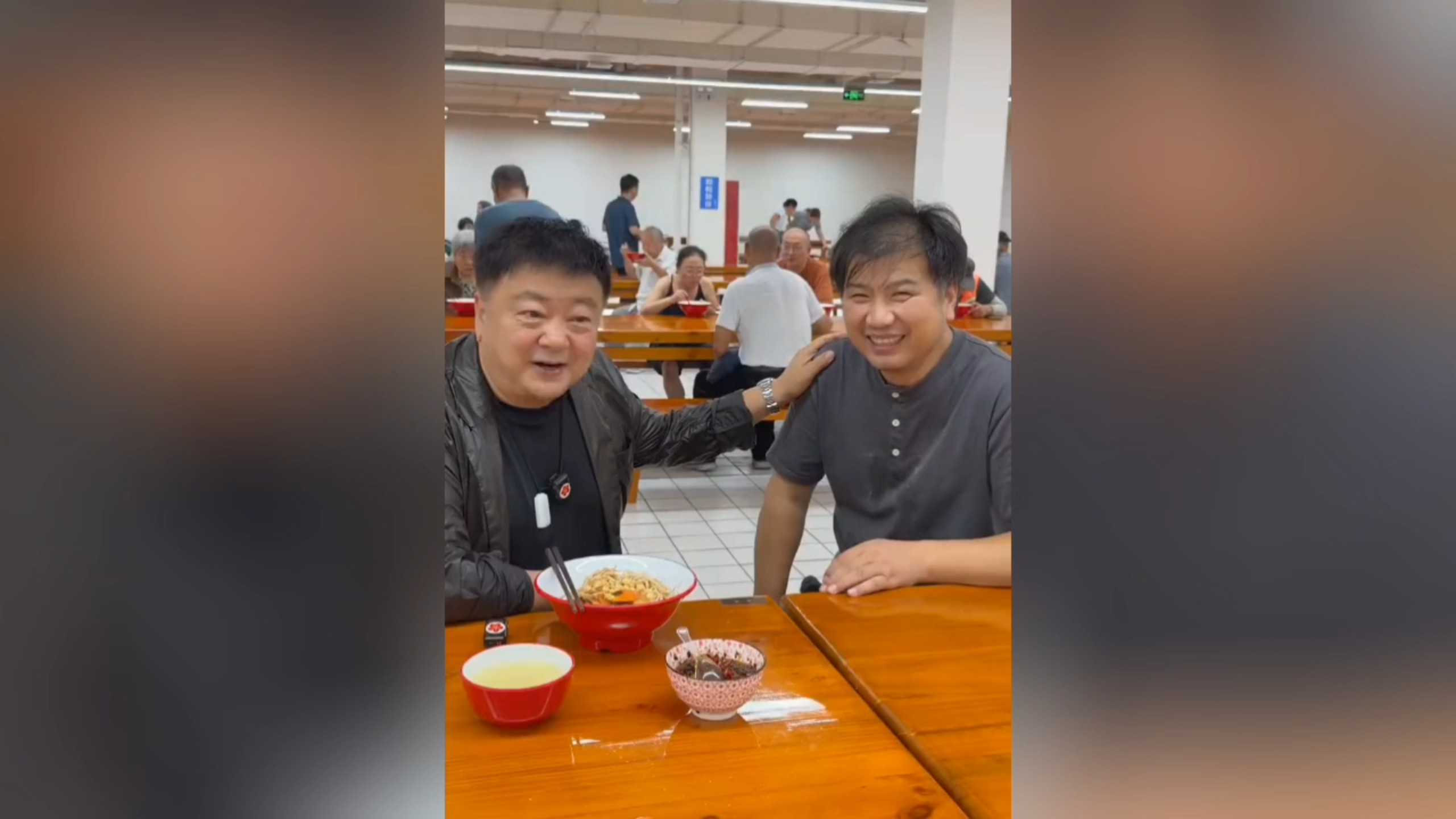 《武林外传》最有钱的钱掌柜和最穷的小米相会郑州，当年的“丐帮弟子”如今在郑州开爱心餐厅，他说六年买衣服花不了1000块，但比以前更快乐了。