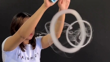 满分小姐姐的花式烟圈秀