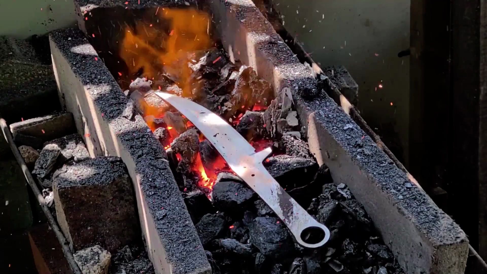 【手工】用废旧锯盘制作一把野营刀,废物利用太值了