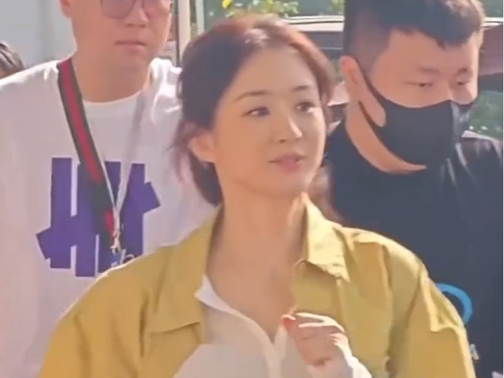 赵丽颖 今日现身重庆拍戏,被认出后围观群众越来越多,人山人海,她真